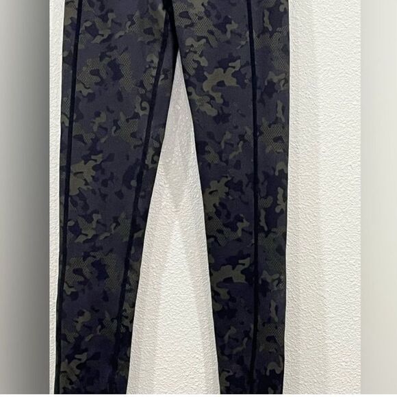 Sweaty Betty - Power Reversible Leggings - Green Camo & Solid Black - XSmall - Picture 6 of 6